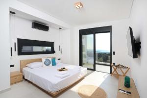 TV a/nebo společenská místnost v ubytování Inception Luxury Villas