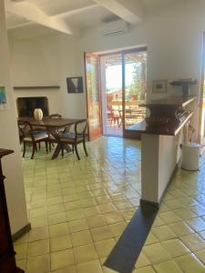 ボルセーナにあるLa terrazza di Andreaのテーブルとダイニングルームのあるリビングルーム