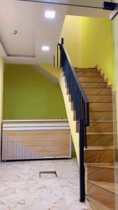 RoorkeeにあるMaharaja hotel and dhabaの緑の壁の部屋の階段