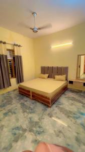 RoorkeeにあるMaharaja hotel and dhabaの大理石フロアのベッドルーム1室(ベッド1台付) +5枚の写真