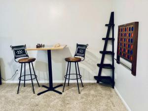 una mesa y dos taburetes en una habitación en Marina Maison 2BDR Condo, en Clear Lake Shores