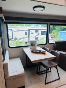 Posezení v ubytování Stylish RV with 2 Bedrooms, 2 Lofts and 2 Bathrooms