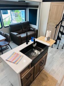 Posezení v ubytování Stylish RV with 2 Bedrooms, 2 Lofts and 2 Bathrooms