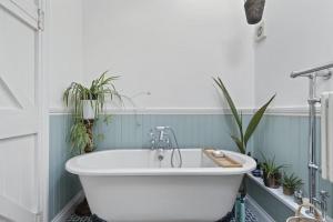 Vannituba majutusasutuses Thatched Cottage & Tranquil Gardens Gated Parking