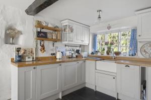 Köök või kööginurk majutusasutuses Thatched Cottage & Tranquil Gardens Gated Parking