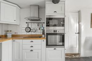 Köök või kööginurk majutusasutuses Thatched Cottage & Tranquil Gardens Gated Parking +19 fotot