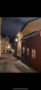 Το κτήριο όπου στεγάζεται  το δωμάτιο σε οικογενειακή κατοικία