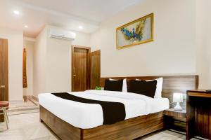 Giường trong phòng chung tại Hotel O Ganga Niwas +22 ảnh
