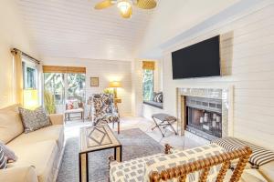 een woonkamer met een open haard en een flatscreen-tv bij WS4403: 4403 Windswept in Kiawah Island