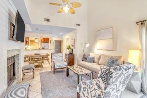 een woonkamer met een bank en een open haard bij WS4403: 4403 Windswept in Kiawah Island