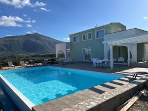 una piscina frente a una casa en Villa Verde Essence, en Castellammare del Golfo