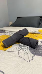 een lange zwarte slang op een bed bij New Apt in Elizabeth Railroad Style Path Train Bus Hospital Airport NYC in Elizabeth +56 foto's