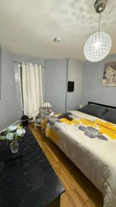 een slaapkamer met een groot bed en een tafel bij New Apt in Elizabeth Railroad Style Path Train Bus Hospital Airport NYC in Elizabeth