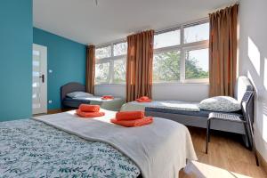 Giường trong phòng chung tại Poddąbek Comfort I Apartamenty z tarasem na dachu, ogródkiem, basenem zewnętrznym i wewnętrznym, salą zabaw i animacjami +104 ảnh