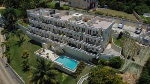 - une vue aérienne sur un grand bâtiment avec une piscine dans l'établissement Puntas Rincon Villa 301 with private rooftop terrace, à Rincon