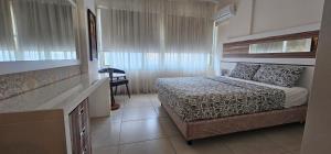 Postel nebo postele na pokoji v ubytování Finikoudes gate