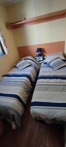 Postel nebo postele na pokoji v ubytování toad&Frog, le spot fun d'agde en bord de mer + 18 fotografií