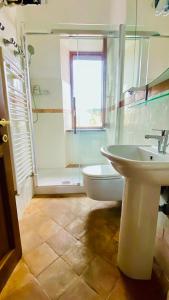 ボルセーナにあるLa terrazza di Andreaの洗面台、トイレ、シャワー付きのバスルーム +35枚の写真