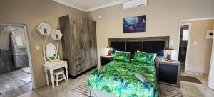 En eller flere senge i et værelse på Marloth Birdhaven + 59 billeder