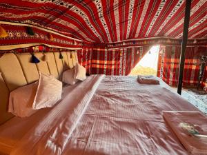 ein Bett im hinteren Teil eines Busses in der Unterkunft layali camp in Badīyah