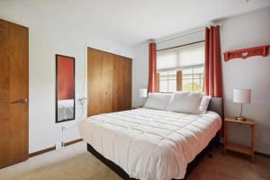 Postel nebo postele na pokoji v ubytování Near Shopping & Dining- The South Bend Bungalow