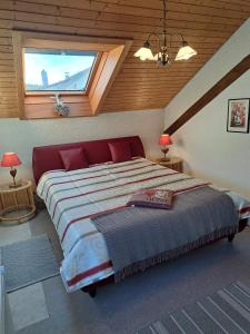 シュルッフゼーにあるHaus Schluchseeblickの大きなベッドと窓のある寝室