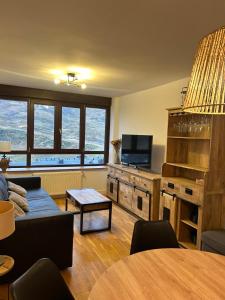TV a/nebo společenská místnost v ubytování Casa Marali Ski & Bike Formigal