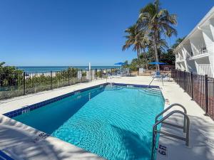 Πισίνα στο ή κοντά στο Oceanfront Studio on Longboat Key!