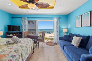 Μια τηλεόραση ή/και κέντρο ψυχαγωγίας στο Oceanfront Studio on Longboat Key!