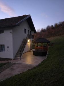 ein weißes Haus mit einer Treppe und einem Pavillon in der Unterkunft Vila Emani in Visoko