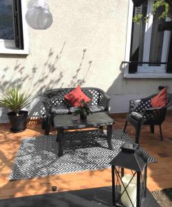 a patio with two chairs and a couch and a table at Agréable appartement in Bobigny