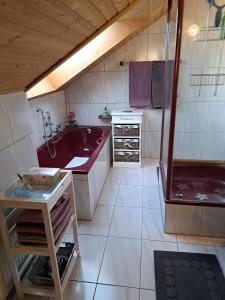 シュルッフゼーにあるHaus Schluchseeblickの赤い浴槽と洗面台のあるバスルーム +35枚の写真