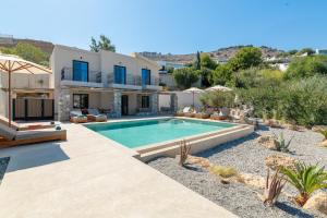 a villa with a swimming pool in a yard at Villa Celestia in vlicha