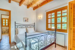 a bedroom with a bed and a window at Villa Morea in Manacor