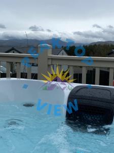 uma prancha de snowboard em uma piscina em Peaktop View, Winscales, Cumbria em Winscales