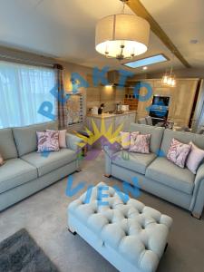 uma sala de estar com dois sofás e uma cozinha em Peaktop View, Winscales, Cumbria em Winscales