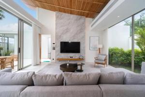 TV a/nebo společenská místnost v ubytování Phuket Coral Leaf Villa