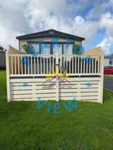 uma cerca branca com uma placa nova em Peaktop View, Winscales, Cumbria em Winscales