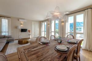 a living room with a wooden table and chairs at Residenza di Luce - by MyHomeInComo in Griante Cadenabbia