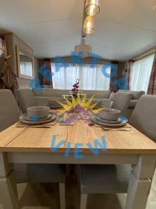 uma mesa de jantar com decorações azuis em Peaktop View, Winscales, Cumbria em Winscales mais 24 fotografias