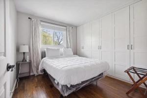 Un dormitorio blanco con una cama grande y una ventana. en Minutes to Notre Dame - The Light on Brighton, en South Bend 20 fotos más