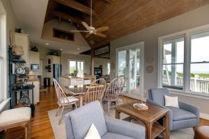 a living room with a table and chairs at Tequila Sunset in Edisto Island