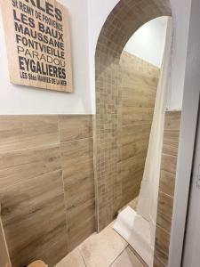 Ένα μπάνιο στο Holiday in Arles: Appartement de l'Amphithéâtre