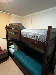 ein paar Etagenbetten in einem Zimmer in der Unterkunft Depto Peñuelas in Coquimbo