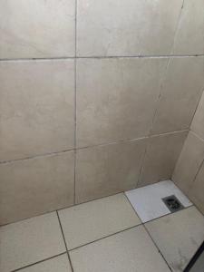 a corner of a shower with a tile wall at Casa 28 de agosto climatizada e aconchegante in Manaus