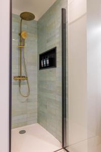 Koupelna v ubytování L'Elégance, Suite Premium - Lille Lomme - Netflix