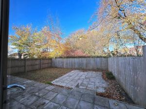 une arrière-cour avec une clôture en bois et un trottoir dans l'établissement Classy double room Salford Detached house, Plab, à Manchester