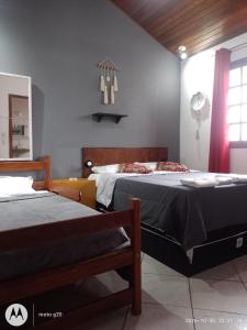 ブジオスにあるLa Casa Agus Hospedagemのベッド2台と窓のある寝室