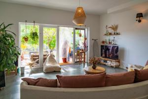 TV a/nebo společenská místnost v ubytování Coliving & Cowork in Ericeira by Barefoot Portugal