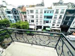 balcone con vista su una città con edifici di Diamond Suite Apartment ad Ho Chi Minh